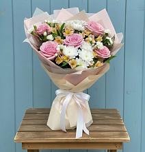 Букет цветов из:  Гвоздики, Орхидеи и Розы в Ловцы
