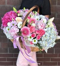 Композиция солнечный день в Ловцы Цветочная композиция из Розы, Хризантемы, Пионы и Лизиантусы в корзине в Ловцы