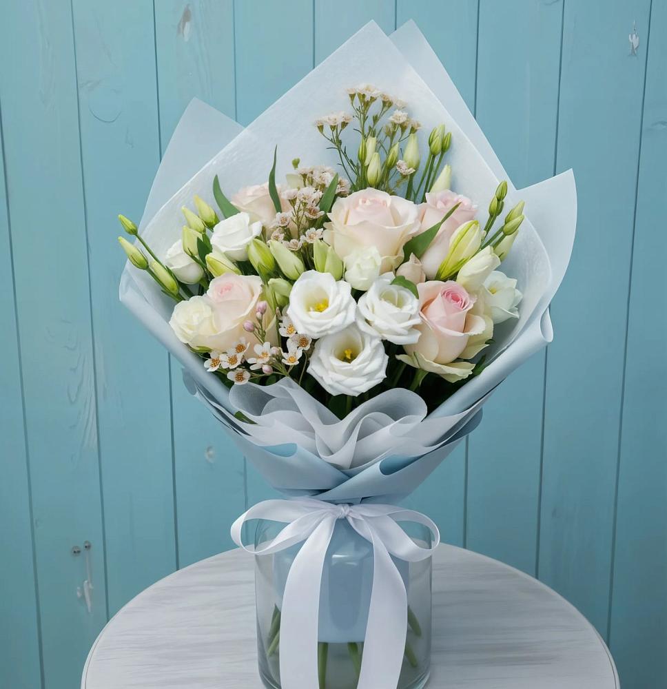 Букет цветов из: Розы и Лизиантусы в Ловцы