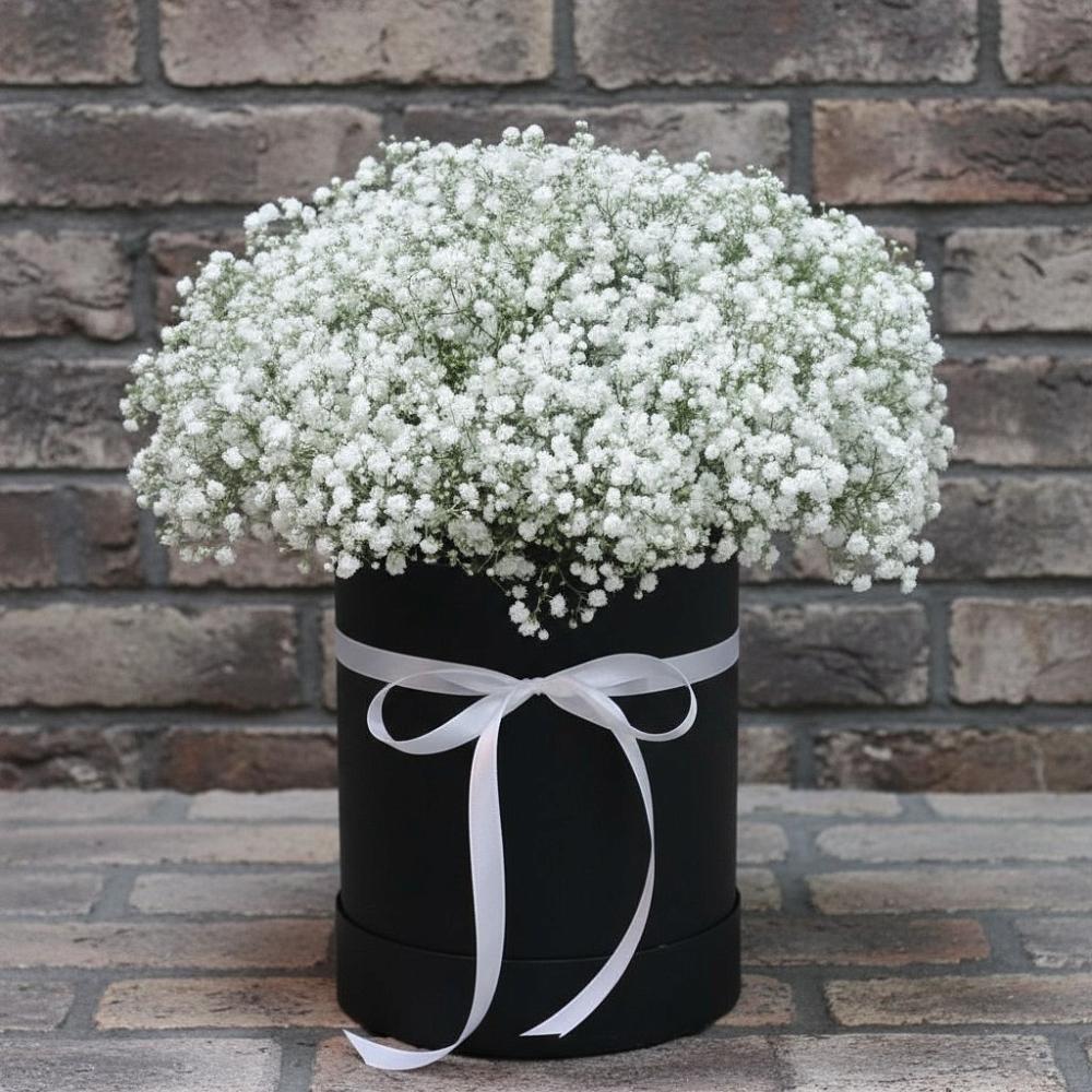 Цветочная композиция из Гипсофила в шляпной коробке в Ловцы