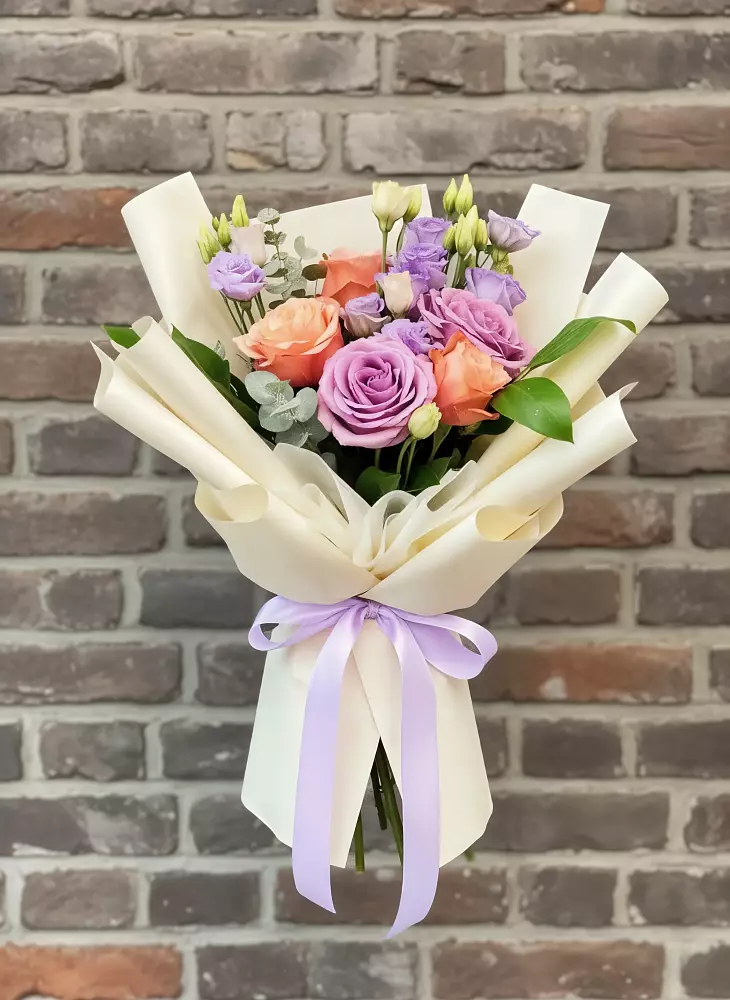 Букет цветов из: Лизиантусы и Розы в Ловцы