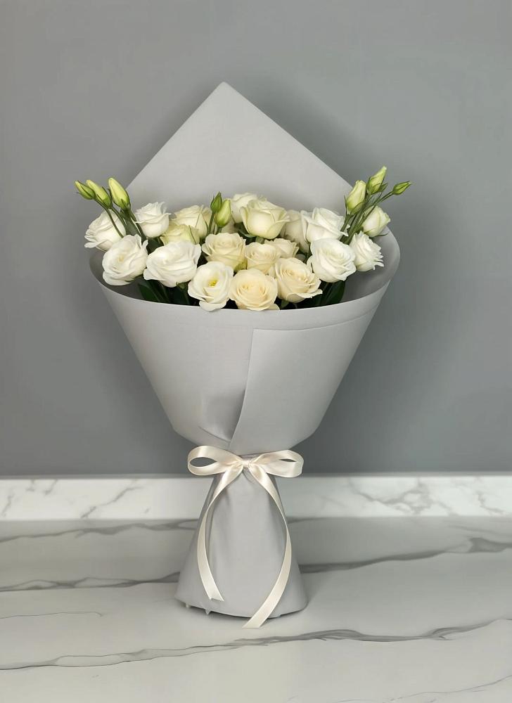 Букет цветов из: Розы и Лизиантусы в Ловцы