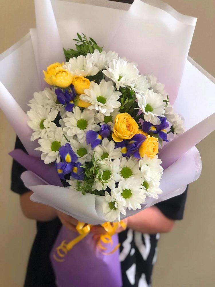 Букет цветов из: Ирисы, Хризантемы и Розы в Ловцы