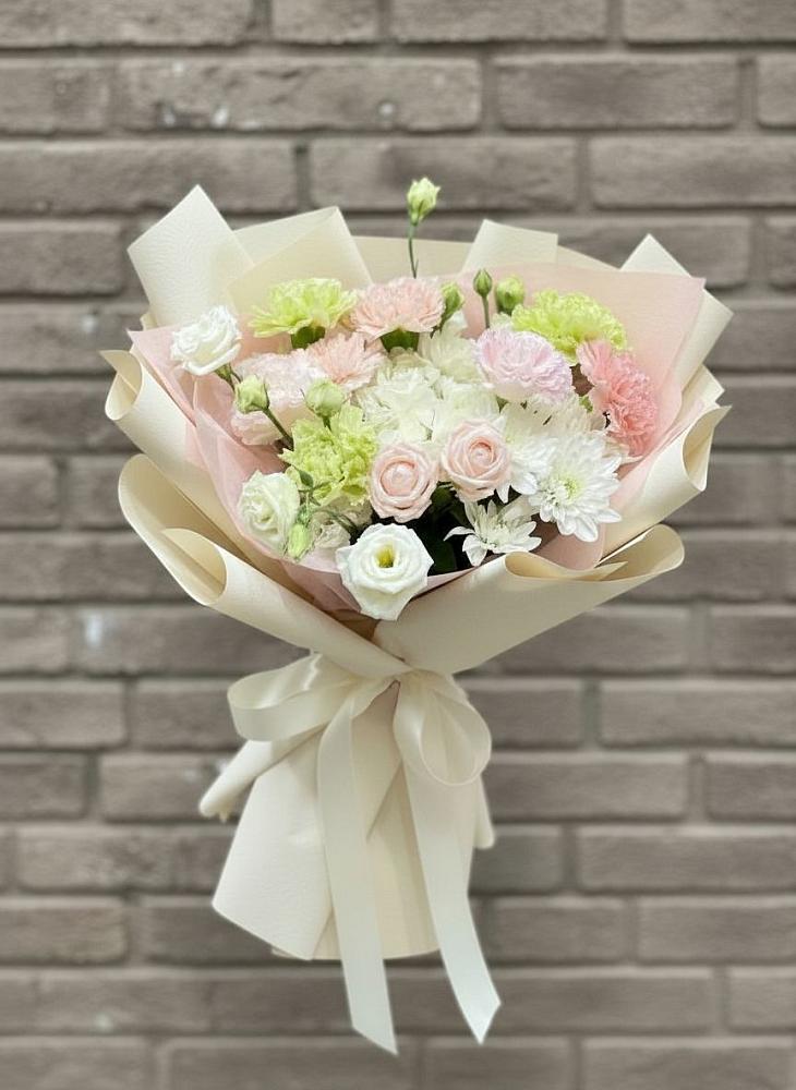 Букет цветов из: Гвоздики, Розы, Лизиантусы и Хризантемы в Ловцы