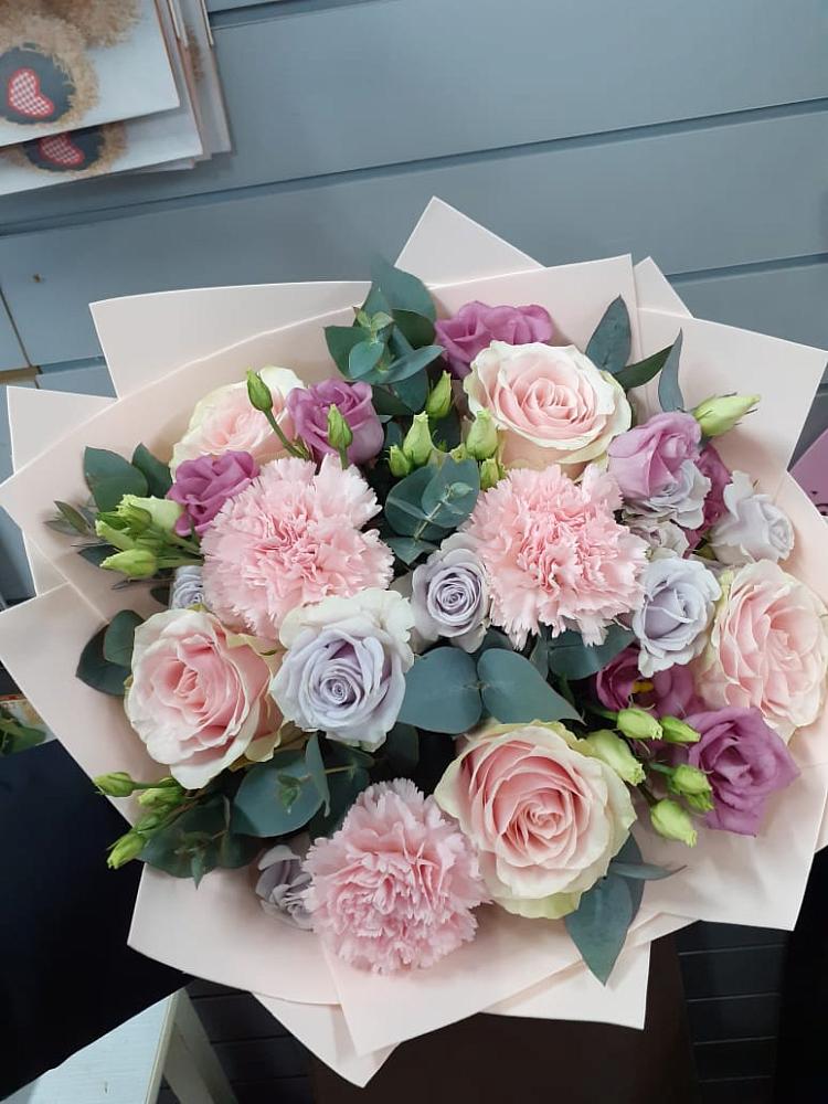 Букет цветов из: Розы, Гвоздики и Лизиантусы в Ловцы