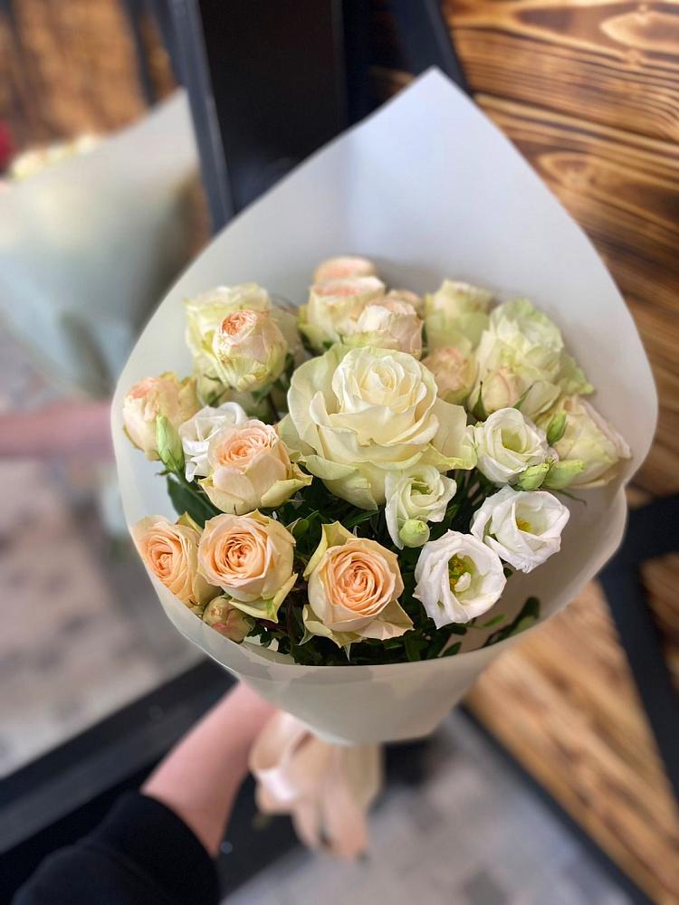 Букет цветов из: Розы и Лизиантусы в Ловцы